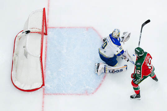 Frölundas Max Friberg styr in 1-0 i mål bakom Leksands