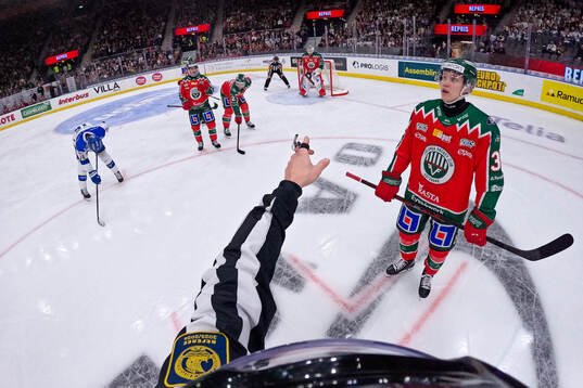 Linjedomare Andreas Malmqvist gör tecken framför