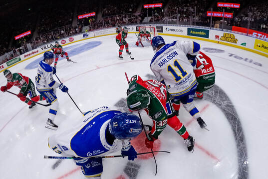 Frölundas Noah Hasa och Isac Heens mot Leksands Jon Knuts