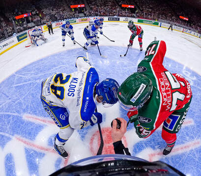 Linjedomare Andreas Malmqvist vid tekning framför Leksands