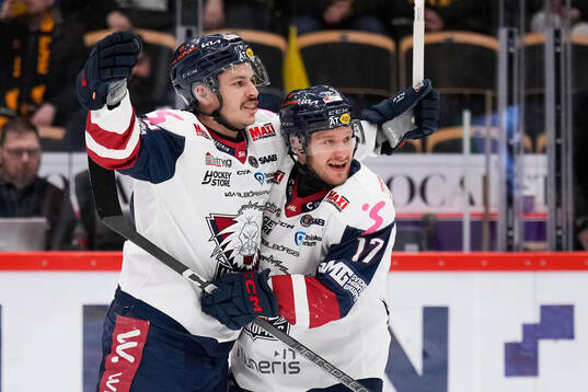 Linköpings Ty Rattie och Sebastian Strandberg jublar