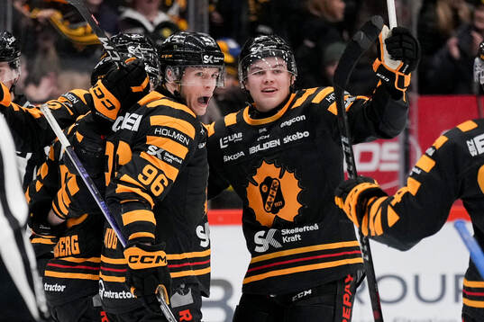 Skellefteås Rickard Hugg och Axel Sandin Pellikka jublar