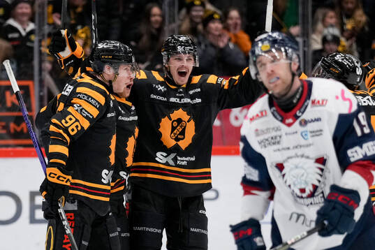 Skellefteås Rickard Hugg och Jonathan Johnson jublar
