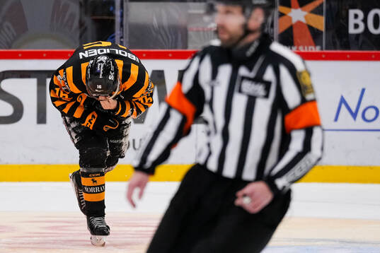 Skellefteås Linus Lindström fick ont