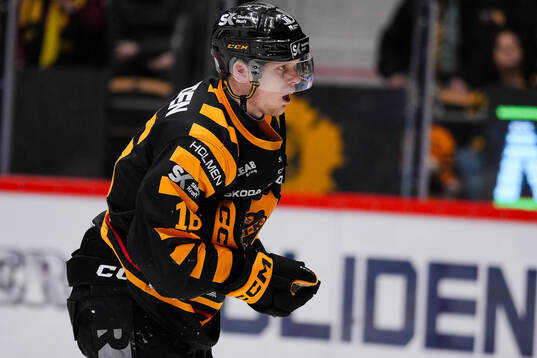 Skellefteås Linus Lindström fick ont