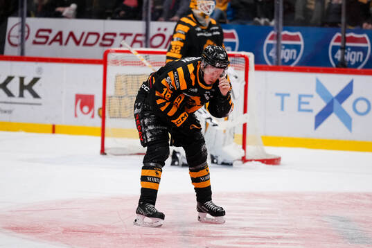 Skellefteås Linus Lindström fick ont