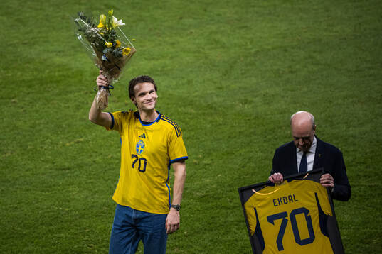 Former player Albin Ekdal with Fredrik Reinfeldt, president