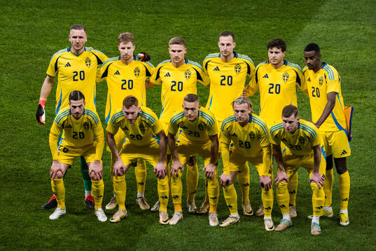 The starting eleven of Sweden pose a team photo