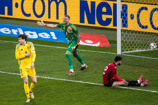 Victor Nilsson Lindelöf and goalkeeper Robin Olsen of