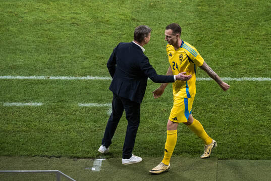 Head coach Jon Dahl Tomasson and Gustaf Nilsson of Sweden