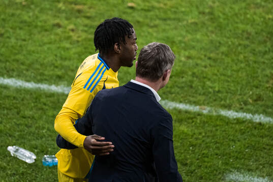 Anthony Elanga and Head coach Jon Dahl Tomasson of Sweden