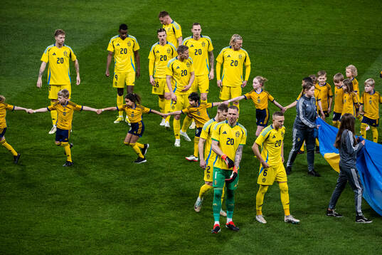 Players of Sweden and mascots