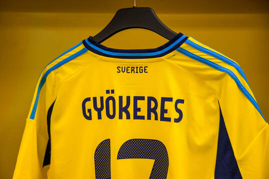The jersey of Viktor Gyökeres hanging in the dressing room