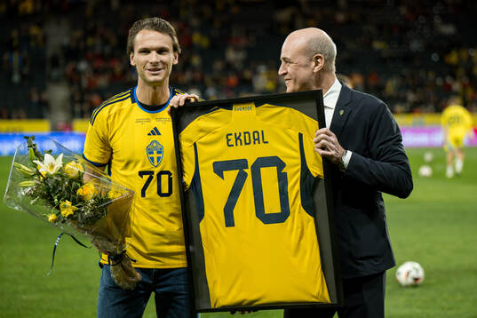 Former player Albin Ekdal with Fredrik Reinfeldt, president