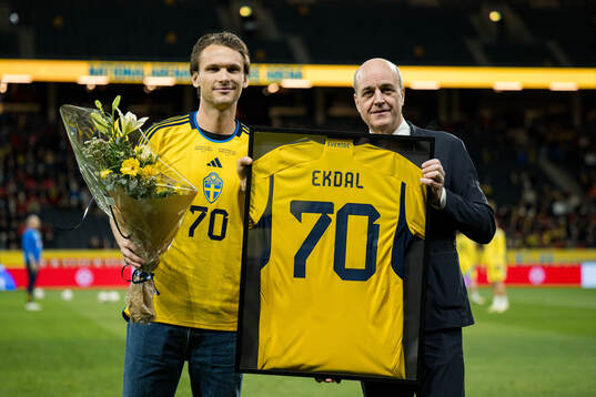 Former player Albin Ekdal with Fredrik Reinfeldt, president