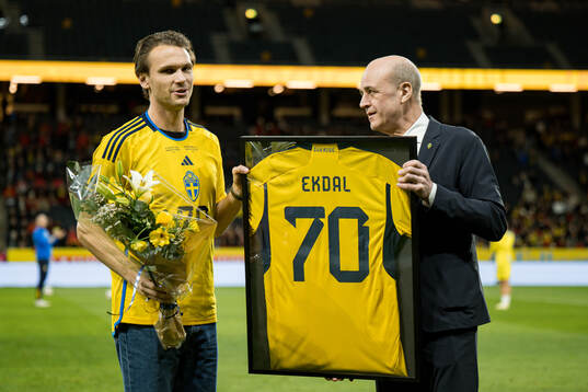 Former player Albin Ekdal with Fredrik Reinfeldt, president