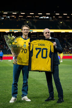 Former player Albin Ekdal with Fredrik Reinfeldt, president