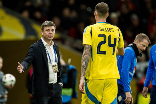 Head coach Jon Dahl Tomasson and Gustaf Nilsson of Sweden
