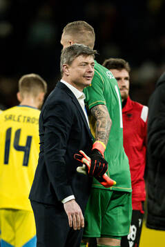 Head coach Jon Dahl Tomasson and goalkeeper Robin Olsen of