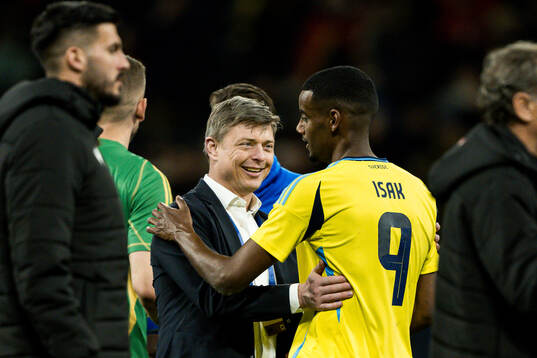 Head coach Jon Dahl Tomasson and Alexander Isak of Sweden