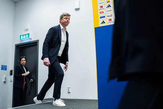 Head coach Jon Dahl Tomasson of Sweden