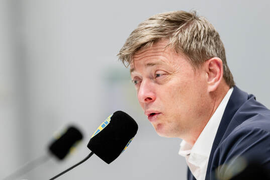 Head coach Jon Dahl Tomasson of Sweden