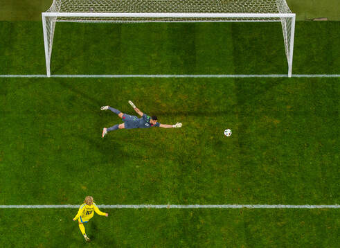 Emil Forsberg of Sweden in front of goalkeeper Thomas