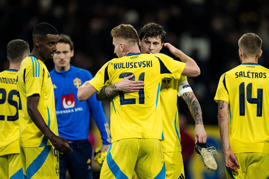 Dejan Kulusevski and Victor Nilsson Lindelöf of Sweden