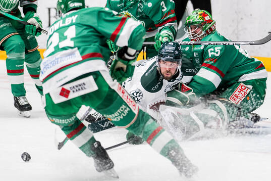 Färjestads Henrik Björklund och Rögles målvakt