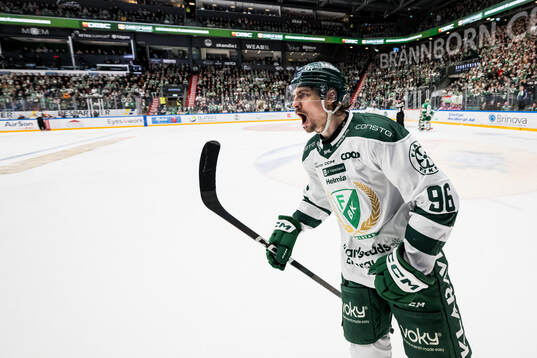 Färjestads David Tomasek jublar