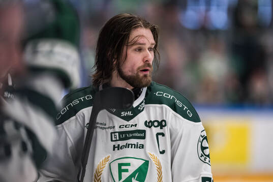 Färjestads Linus Johansson reagerar på ett domslut