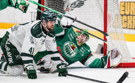 Färjestads Henrik Björklund och Rögles målvakt