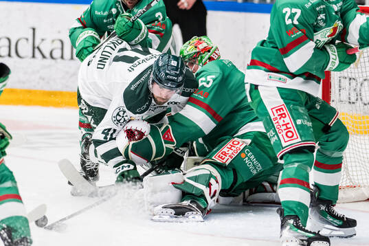 Färjestads Henrik Björklund och Rögles målvakt