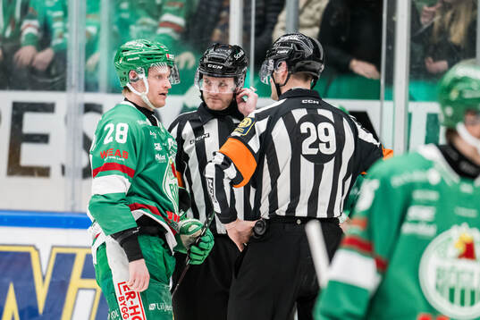 Rögles Anton Bengtsson och Domare Richard Magnusson och