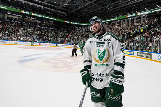 Färjestads Linus Johansson  har ont