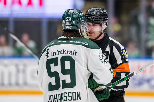 Färjestads Linus Johansson och Domare Richard Magnusson