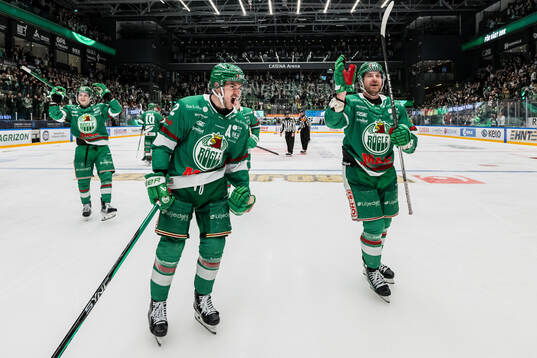 Rögles Brady Ferguson och Linus Sandin jublar