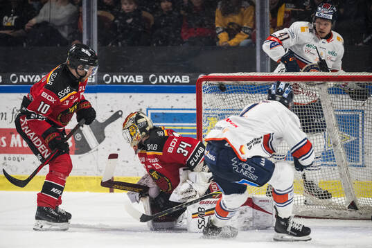 Växjös Keegan Lowe gör 0-1 bakom Luleås målvakt Joel