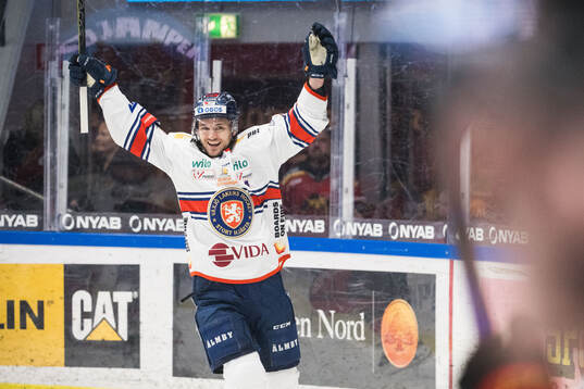 Växjös Keegan Lowe jublar