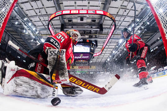 Luleås målvakt Joel Lassinantti och Marcus Hardegård