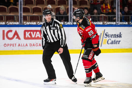Linjedomare Gustav Jonsson och Luleås Erik Gustafsson
