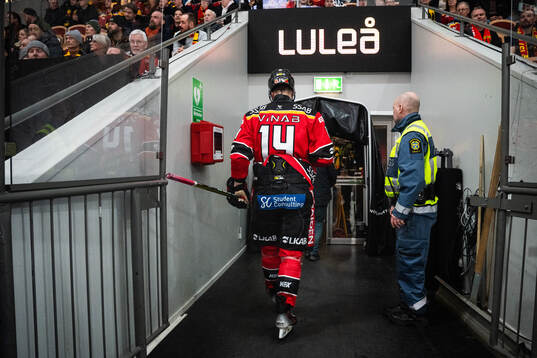 Luleås Jonas Berglund går av isen