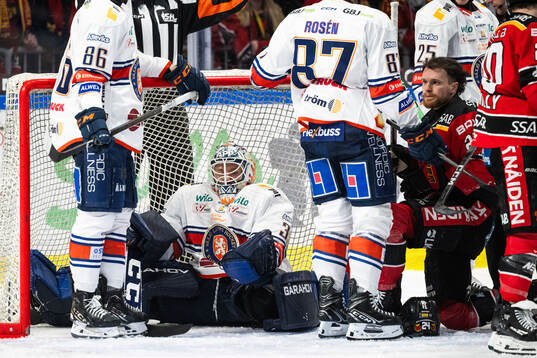 Växjös målvakt Emil Larmi och Luleås Brendan Shinnimin
