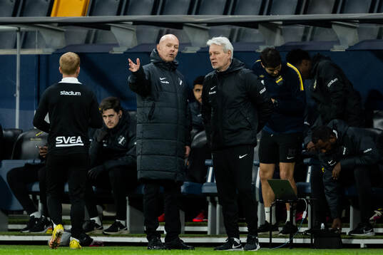 AIKs tränare Henning Berg och assisterande tränare