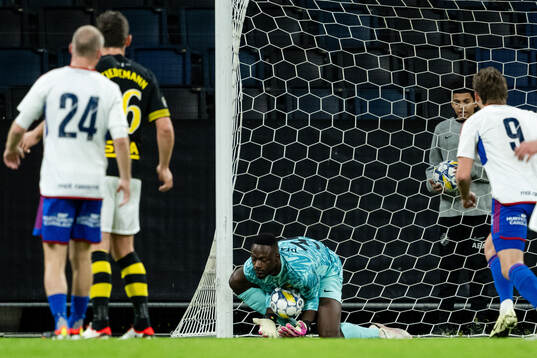 AIKs målvakt Ismael Diawara med en räddning