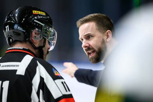 Björklövens huvudtränare Viktor Stråhle reagerar mot