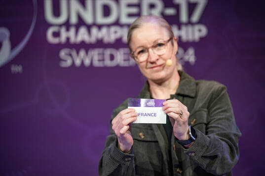 Victoria Sandell, Tournament Ambassador, shows France in