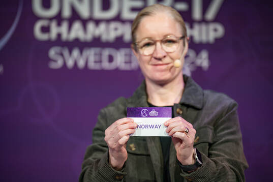 Victoria Sandell, Tournament Ambassador, shows Norway in