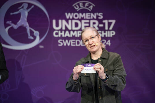 Victoria Sandell, Tournament Ambassador, shows Poland in