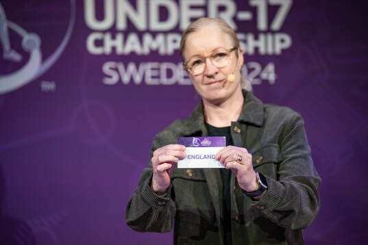 Victoria Sandell, Tournament Ambassador, shows England in